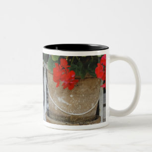 Caneca De Café Em Dois Tons Gatinho que olha para fora a janela