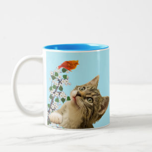Caneca De Café Em Dois Tons Gato Atigrado Fofo, Flores e Pássaro em Azul Claro
