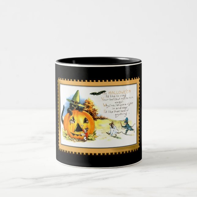 Caneca De Café Em Dois Tons Gato de Halloween Sentado em Jack O Lantern (Centro)