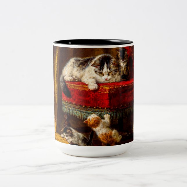 Caneca De Café Em Dois Tons Gato e Gatinhos Brincando com Cadeira (Centro)
