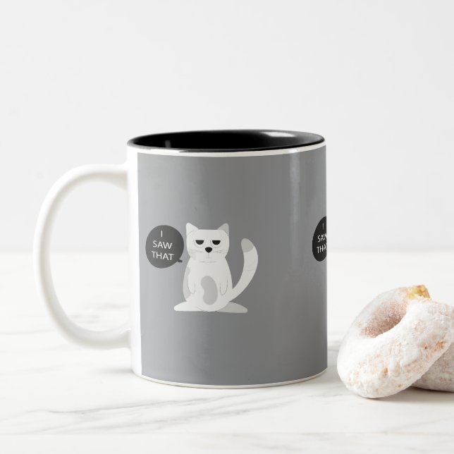 Caneca De Café Em Dois Tons Gato Engraçado | "Eu Vi Isso" Presente Sarcástico  (Com Donut)