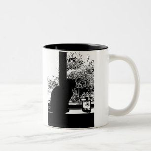 Caneca De Café Em Dois Tons Gato preto na janela