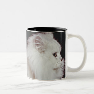 Caneca De Café Em Dois Tons Gato que senta-se no fundo preto, fim-acima