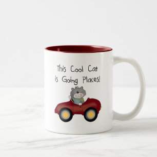 Caneca De Café Em Dois Tons Gatos indo para lugares de carro vermelho camiseta