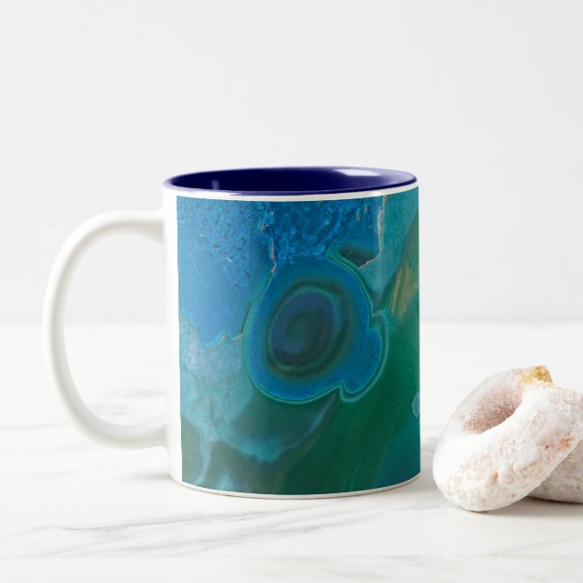 Caneca De Café Em Dois Tons Gemstone Rodoou Gem Verde Verde Azul Vivido (Com Donut)