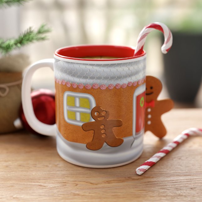 Caneca De Café Em Dois Tons Gingerpão bonito, homem monograma, Natal engraçado (Add your initial to this cute gingerbread man house mug and fill with festive brews)