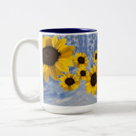 Caneca De Café Em Dois Tons Girassóis soprando através de um céu azul com nuve