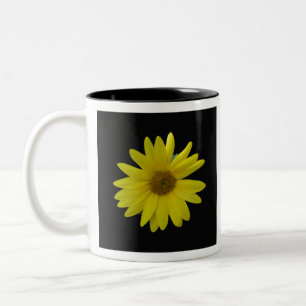 Caneca De Café Em Dois Tons Girassol amarelo no fundo preto