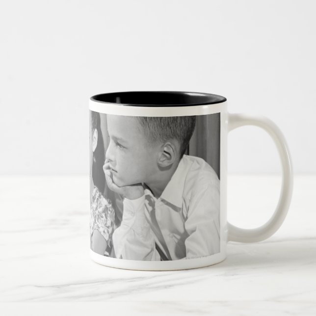 Caneca De Café Em Dois Tons Globo da visão do menino e da menina (Direita)