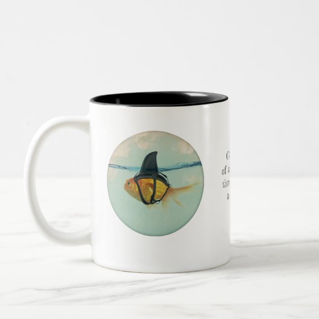 Caneca De Café Em Dois Tons Goldfish with a Shark Fin Confetti (Esquerda)