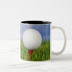 Caneca De Café Em Dois Tons Golf Ball On Red Tee com Cotação