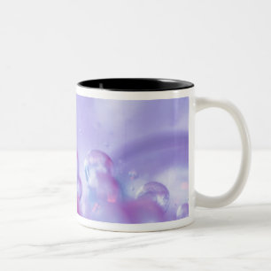Caneca De Café Em Dois Tons Gotas de orvalho em pétala de flor abstrata.