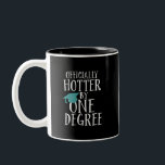 Caneca De Café Em Dois Tons Graduação Engraçada Oficialmente Mais Quente Em Um<br><div class="desc">Oficialmente Mais Quente Em 1 Grau. Engraçado design de graduação para mais velho graduados que recebem diploma de segundo grau. Esta mercadoria divertida legal é também excelente para estudantes universitários ou universitários que obtêm seus solteiros, mestres ou formandos de doutorado. Perfeito para a comemoração do dia da formatura. Presente de...</div>