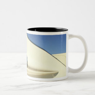 Caneca De Café Em Dois Tons Gráfica: Close-up da aleta e luz traseira no