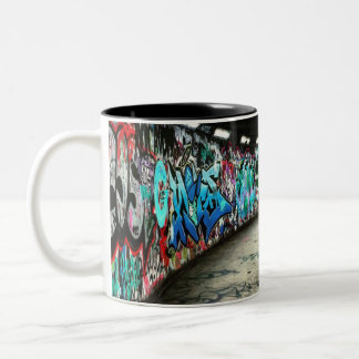Caneca De Café Em Dois Tons grafite de metrô
