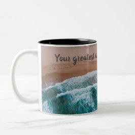 Caneca De Café Em Dois Tons Grande aventura na cena da praia, Mug