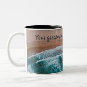 Caneca De Café Em Dois Tons Grande aventura na cena da praia, Mug