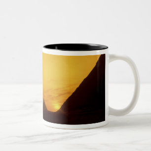 Caneca De Café Em Dois Tons Grandes Pirâmides de Gizé, Egito ao pôr do sol