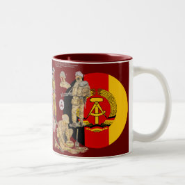 Caneca De Café Em Dois Tons Guarda fronteiriça do alemão oriental da RDA