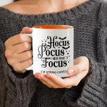 Caneca De Café Em Dois Tons Halloween de Pocus<br><div class="desc">"Hocus pocus,  eu preciso de vinho para focar (ou café forte)" dizendo impresso em ambos os lados de uma xícara de café,  divertido para o Dia das Bruxas para mulheres ou homens.</div>