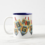Caneca De Café Em Dois Tons Hanukkah Dreidel Mug<br><div class="desc">Dê a si mesmo ou ao melhor girador da sua vida um maravilhoso presente de inverno. Celebre o feriado de Chanucá com esses sonhos coloridos girando em uma brincadeira brincalhona.</div>