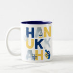 Caneca De Café Em Dois Tons HANUKKAH Menorah Dreidel Coffee Mug<br><div class="desc">Nosso Hanukkah saudando um MUG de dois tons com um sonho, menorah, rosquinha de gelatina e estrelas judaicas de David é uma maneira bela e divertida de desejar a família e amigos um Hanukkah feliz no estilo. . Personalize com sua saudação personalizada ao contrário para torná-la realmente uma espécie. Consultas:...</div>