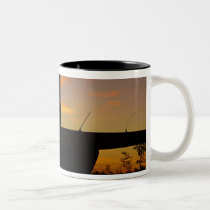 Caneca De Café Em Dois Tons helicóptero Robinson R44 ao pôr do sol