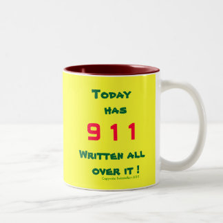 Caneca De Café Em Dois Tons Hoje tem 911 escritos por todo o lado nele!