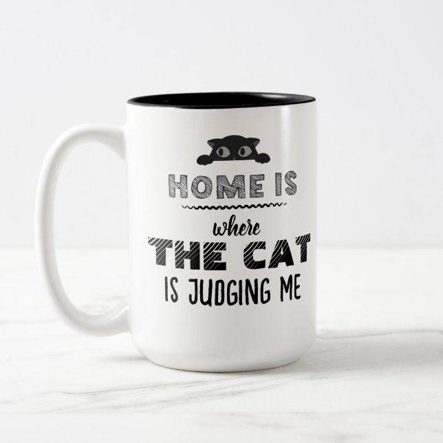 Caneca De Café Em Dois Tons Home Is Where Cat Is Judging Me Funny (Esquerda)