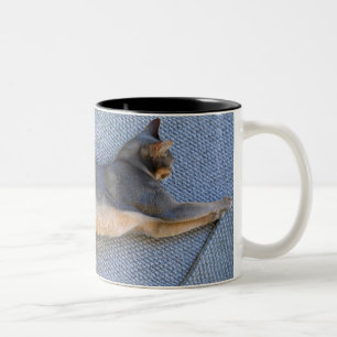 Caneca De Café Em Dois Tons Homem Abyssinian azul esticado para fora