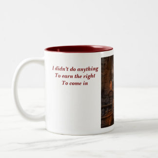 Caneca De Café Em Dois Tons Homem no MIddle