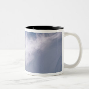 Caneca De Café Em Dois Tons Homem saltando de uma grande cornija de snowboard