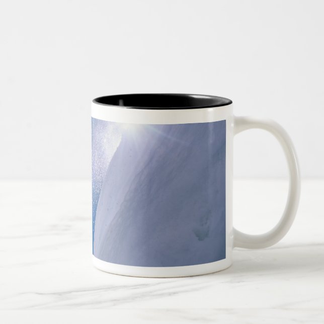 Caneca De Café Em Dois Tons Homem voando pelo ar em uma snowboard com (Direita)