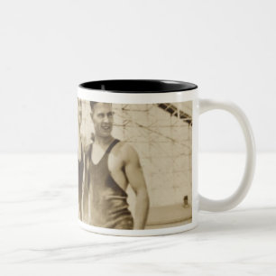 Caneca De Café Em Dois Tons Homens que estão na praia