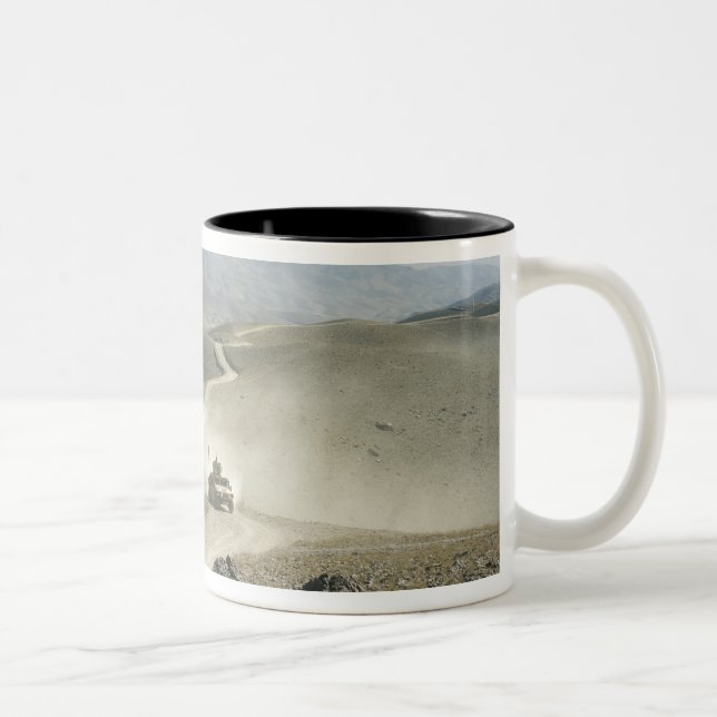 Caneca De Café Em Dois Tons Humvees atravessam estradas de montanha robustas (Direita)