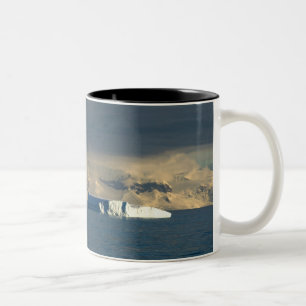 Caneca De Café Em Dois Tons Iceberg no início da Passagem de Drake logo
