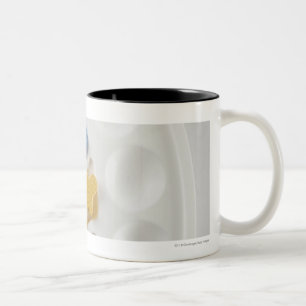 Caneca De Café Em Dois Tons Ideia de ângulo alto dos alfabetos em uma paleta