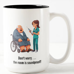 Caneca De Café Em Dois Tons Idoso aterrorizado enfrentando agulha gigante