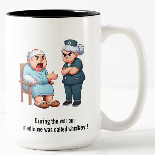 Caneca De Café Em Dois Tons Idosos Gritando numa Enfermeira Esgotada