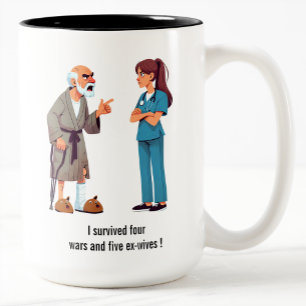 Caneca De Café Em Dois Tons Idosos Gritando numa Enfermeira Esgotada