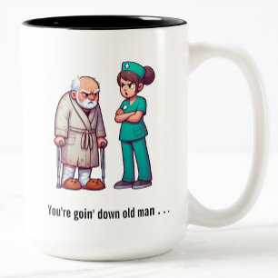 Caneca De Café Em Dois Tons Idosos Gritando numa Enfermeira Esgotada