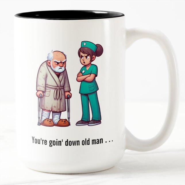 Caneca De Café Em Dois Tons Idosos Gritando numa Enfermeira Esgotada (Criador carregado)
