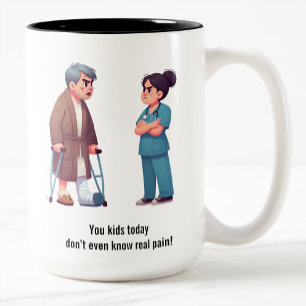 Caneca De Café Em Dois Tons Idosos Gritando numa Enfermeira Esgotada