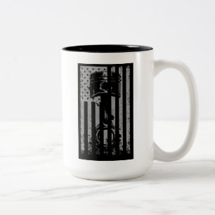 Caneca De Café Em Dois Tons Ilustração de carro muscular com pistão da bandeir