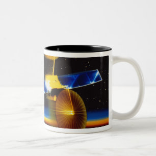 Caneca De Café Em Dois Tons Ilustração dos satélites sobre o horizonte da