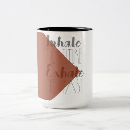 Caneca De Café Em Dois Tons Inalar o futuro, Exalar o passado | Mug moderno