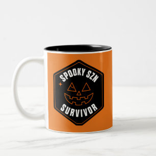 Caneca De Café Em Dois Tons Insígnia de Halloween Sobrevivente Retro Assustado