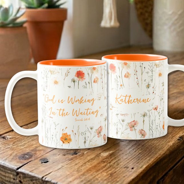 Caneca De Café Em Dois Tons Inspirational God Is Working Wildflowers Faith (Criador carregado)