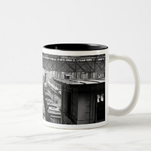 Caneca De Café Em Dois Tons Interior da estação transversal de Charing,