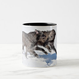 Caneca De Café Em Dois Tons Irish Wolfhounds corre em neve